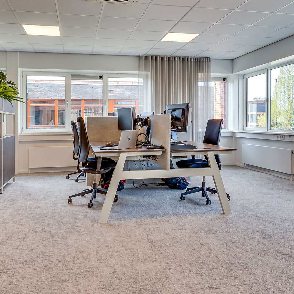 Verstelbare bureaus en stoelen